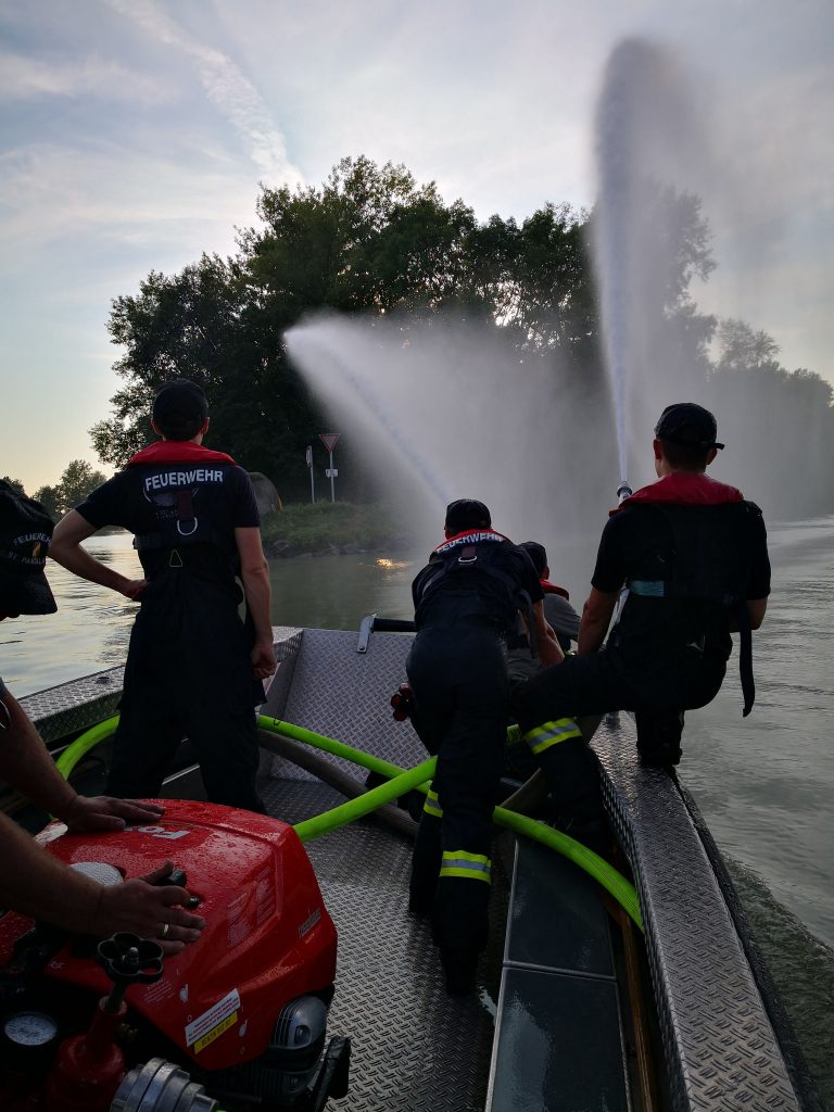 Übung Löscheinsatz auf der Donau