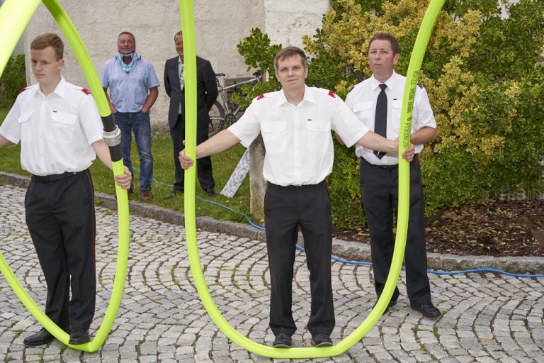 Spalier stehen bei der Hochzeit von Martina & Andreas Wallner