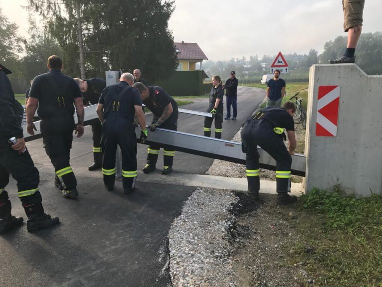 Übung Aufbau des Hochwasserschutzdammes